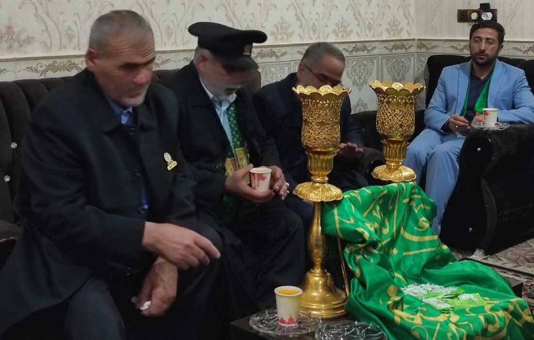 جلسه خانگی قرآن کریم و حضور خدام  به همراه پرچم متبرک حرم مطهر حضرت فاطمه معصومه سلام الله علیها