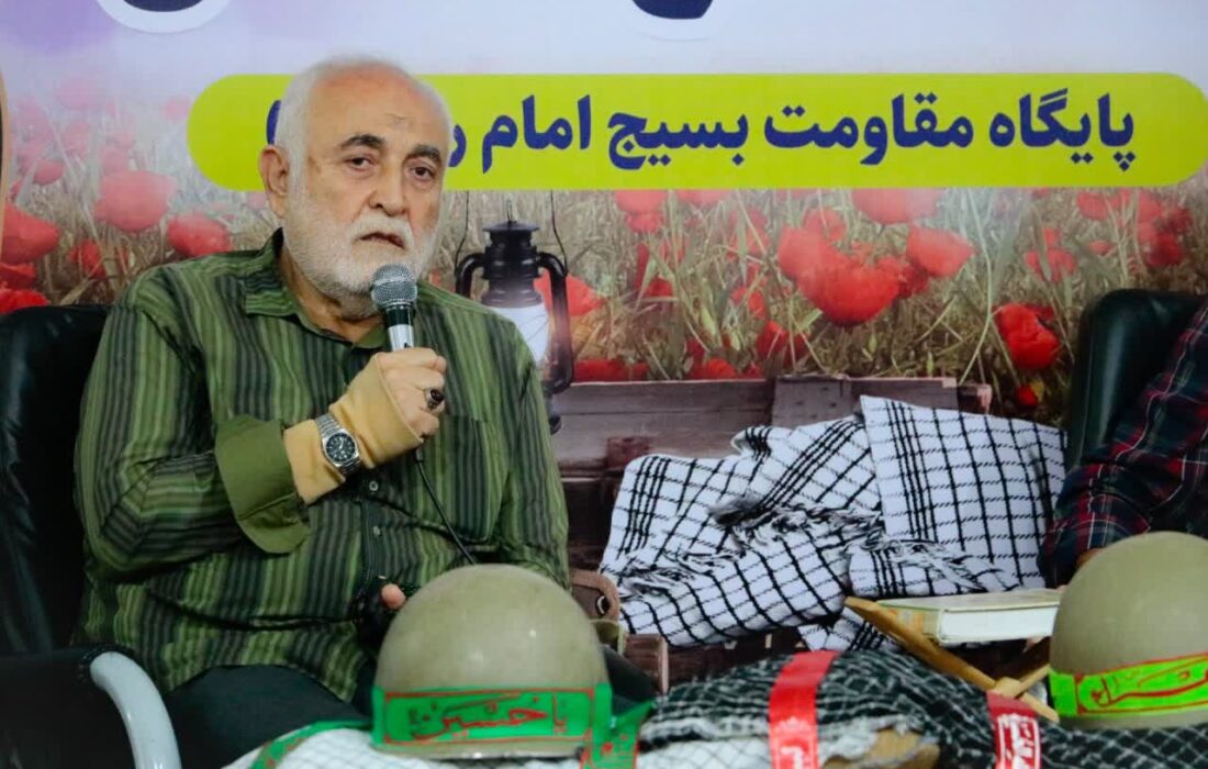مراسم بزرگداشت هفته دفاع مقدس با روایتگری یادگاران دفاع مقدس در مسجدالرضا( ع) برگزار شد.